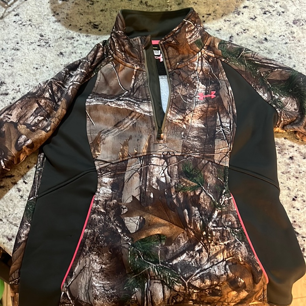 Women’s under armour size small hunting pullover with zipper & pockets